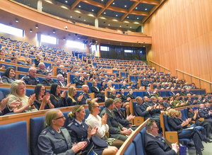 sala kinowa w zapełniona kobietami