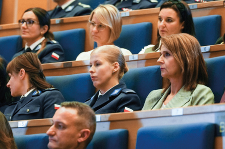 kobiety siedzą na sali kinowej obserwując coś na scenie