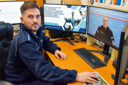 policjant przy ekranie komputera podczas szkolenia
