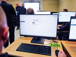 policjant przy ekranie komputera podczas szkolenia