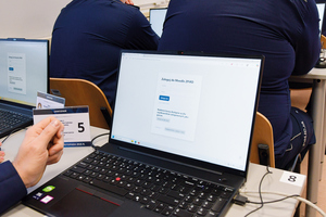 policjant przy ekranie komputera podczas szkolenia