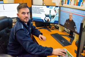 policjant przy ekranie komputera podczas szkolenia