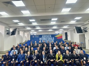 policjant na zgromadzeniu YPOS