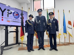 policjant na zgromadzeniu YPOS