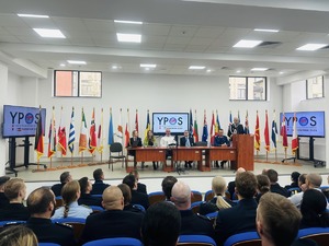 policjant na zgromadzeniu YPOS