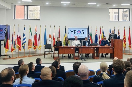 policjant na zgromadzeniu YPOS