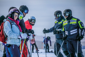 policjanci na stoku narciarskim