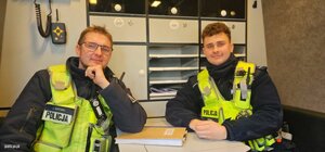 policjanci stoją siedzą przy radiowozach, budynkach. to są osoby umieszczone w historiach z materiału