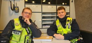 policjanci stoją siedzą przy radiowozach, budynkach. to są osoby umieszczone w historiach z materiału