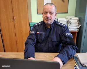 policjanci stoją siedzą przy radiowozach, budynkach. to są osoby umieszczone w historiach z materiału