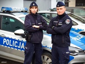 policjanci stoją siedzą przy radiowozach, budynkach. to są osoby umieszczone w historiach z materiału