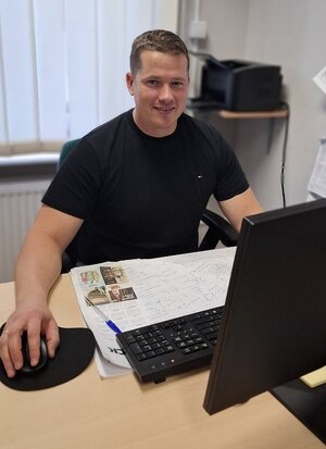 policjanci stoją siedzą przy radiowozach, budynkach. to są osoby umieszczone w historiach z materiału