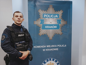 policjanci stoją siedzą przy radiowozach, budynkach. to są osoby umieszczone w historiach z materiału