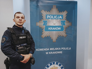 policjanci stoją siedzą przy radiowozach, budynkach. to są osoby umieszczone w historiach z materiału