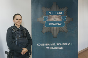 policjanci stoją siedzą przy radiowozach, budynkach. to są osoby umieszczone w historiach z materiału