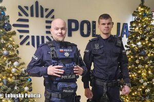 policjanci stoją siedzą przy radiowozach, budynkach. to są osoby umieszczone w historiach z materiału