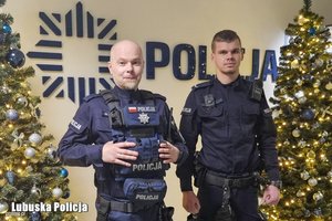 policjanci stoją siedzą przy radiowozach, budynkach. to są osoby umieszczone w historiach z materiału
