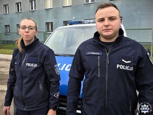 policjanci stoją siedzą przy radiowozach, budynkach. to są osoby umieszczone w historiach z materiału