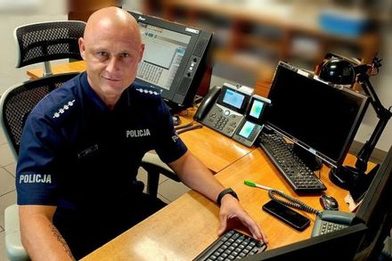 policjanci stoją siedzą przy radiowozach, budynkach. to są osoby umieszczone w historiach z materiału