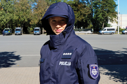 policjantka i policjant ubrani różnych konfiguracji