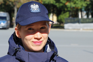 policjantka i policjant ubrani różnych konfiguracji