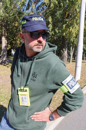 policjantka i policjant ubrani różnych konfiguracji