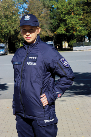 policjantka i policjant ubrani różnych konfiguracji