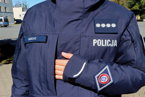 policjantka i policjant ubrani różnych konfiguracji