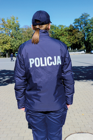 policjantka i policjant ubrani różnych konfiguracji