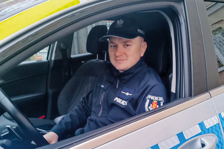 dzielnicowy w radiowozie i przed komendą