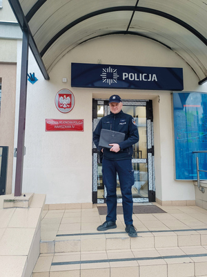 dzielnicowy w radiowozie i przed komendą