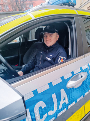 dzielnicowy w radiowozie i przed komendą