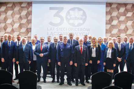 Grupa policjantow pozująca do zdjęcia