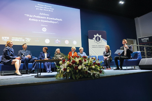 panel dyskusyjny na podeście siedzą osoby i rozmawiają