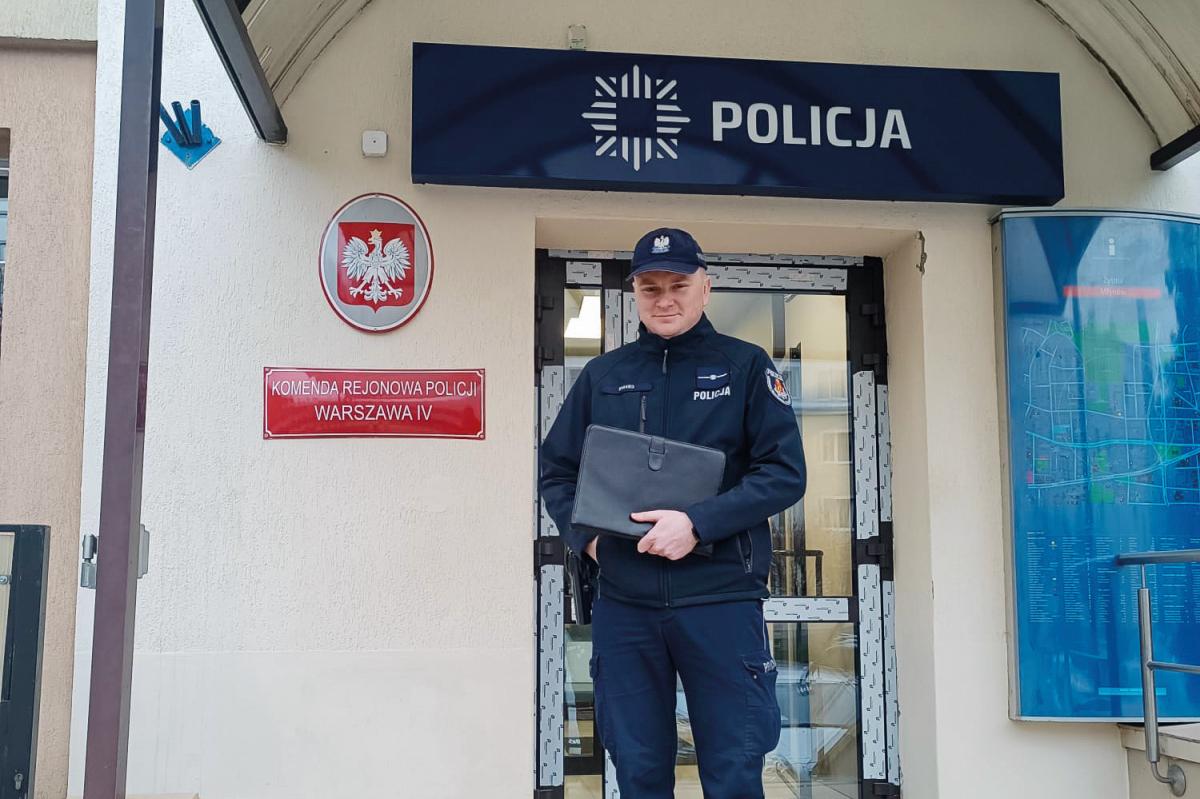 policjant na schodach komendy