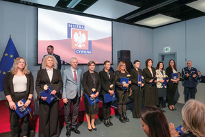 osoby stojące w rzędzie odbierające nagrody w swieto ksc