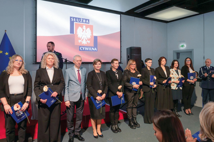 osoby stojące w rzędzie odbierające nagrody w swieto ksc