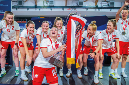 sportowcy piłkarze i piłkarki na hali grają w piłkę nożną i potem odbierają nagrody