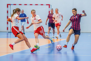 sportowcy piłkarze i piłkarki na hali grają w piłkę nożną i potem odbierają nagrody