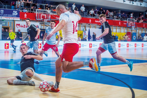 sportowcy piłkarze i piłkarki na hali grają w piłkę nożną i potem odbierają nagrody