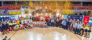 sportowcy piłkarze i piłkarki na hali grają w piłkę nożną i potem odbierają nagrody