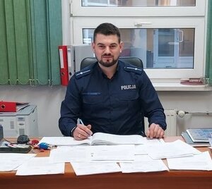 policjanci z materiału o policjantach ratujących obywateli podczas swoich służb przy budynkach i rqadiowozach