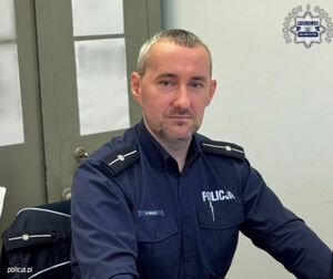 policjanci z materiału o policjantach ratujących obywateli podczas swoich służb przy budynkach i rqadiowozach