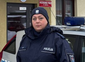 policjanci z materiału o policjantach ratujących obywateli podczas swoich służb przy budynkach i rqadiowozach