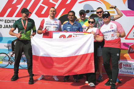 policjanci uprawiają sport na rowerze