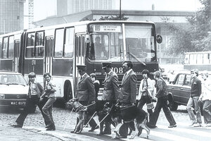 policjanci z psami dla niewidomych - zdjęcie archiwalne