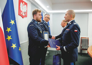 superdzielnicowy odbiera gratulacje od komendanta
