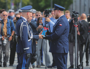 superdzielnicowy odbiera gratulacje od komendanta