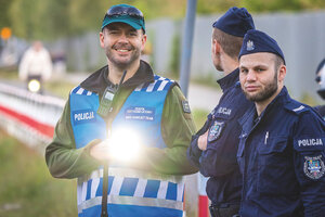 policjanci z zespołów antykonfliktowe policji