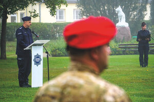 policjant przemawia z mównicy